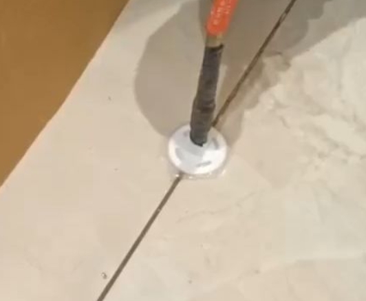 平定瓷砖空鼓维修公司专业解答瓷砖在铺贴过程中，如果没有涂抹均匀到位的粘结材料（如水泥砂浆或瓷砖胶），可能会导致以下问题