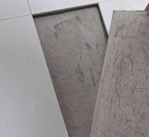 平定瓷砖空鼓维修公司分享瓷砖铺贴时如果打浆（即涂抹在瓷砖背面和基层上的砂浆或瓷砖胶）过少，会带来以下问题